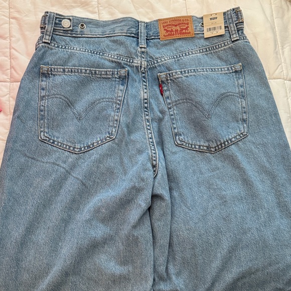 Levi's Classic Blue Relaxed Women’s Jeans - Picture 3 of 5